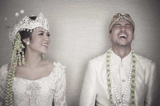 Adat Siger Sunda Raisa/sumber: www.instagram.com/davidsalimphotography/ Raisa tampil cantik dalam adat siger Sunda saat melangsungkan pernikahan.