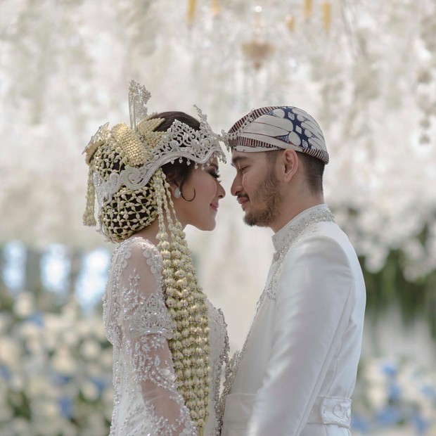 Adat Siger Sunda Syahnaz/sumber: www.instagram.com/syahnazs/ Penampilan Syahnaz yang menawan dalam adat siger Sunda.