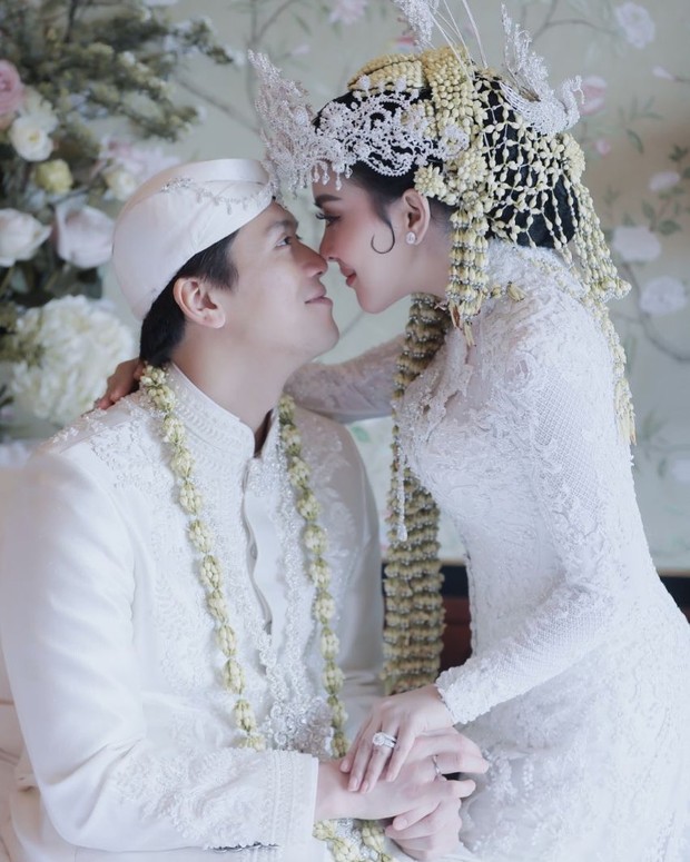 Adat Siger Sunda Syahrini/sumber: www.instagram.com/princessyahrini/ Syahrini yang tampil cantik dengan adat siger Sunda.