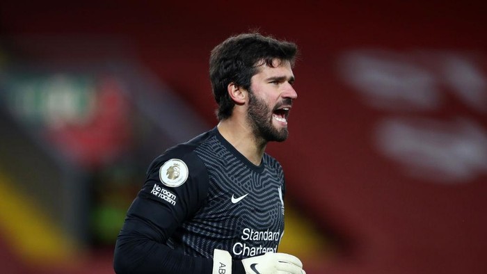 LIVERPOOL, ENGLAND - OCTOBER 24: Alisson Becker of Liverpool gives his team instructions during the Premier League match between Liverpool and Sheffield United at Anfield on October 24, 2020 in Liverpool, England. Sporting stadiums around the UK remain under strict restrictions due to the Coronavirus Pandemic as Government social distancing laws prohibit fans inside venues resulting in games being played behind closed doors. (Photo by Michael Steele/Getty Images)