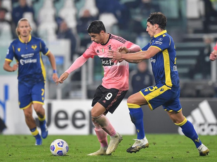TURIN, ITALY - OCTOBER 25:  Alvaro Morata (L) of Juventus competes with Giangiacomo Magnani of Hellas Verona FC during the Serie A match between Juventus and Hellas Verona FC at Allianz Stadium on October 25, 2020 in Turin, Italy.  (Photo by Valerio Pennicino/Getty Images)