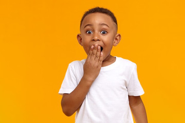 Berikan penjelasan bahwa anak laki-laki dan perempuan berbeda tetapi memiliki fungsi yang sama. Anak perempuan memiliki vagina, anak laki-laki memiliki penis, dan kita semua memiliki puting/ bokong/ hidung/ tangan, dll.