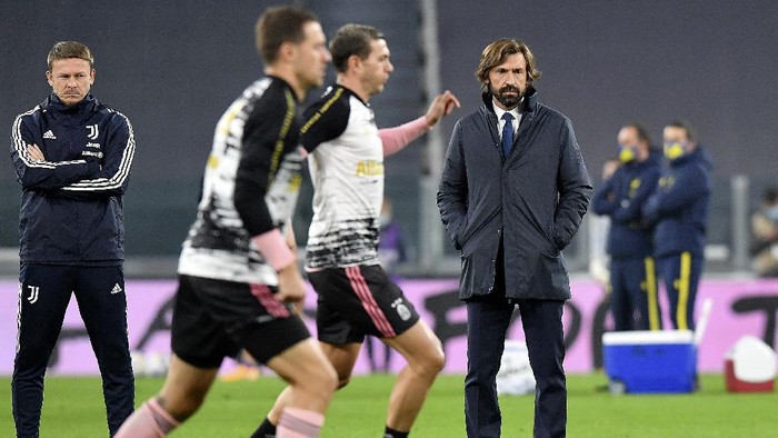 Juventus coach Andrea Pirlo, right, looks at players warming up, prior to the Serie A soccer match between Juventus and Hellas Verona, at the Allianz Stadium in Turin, Italy, Sunday, Oct. 25, 2020. (Tano Pecoraro/LaPresse via AP)