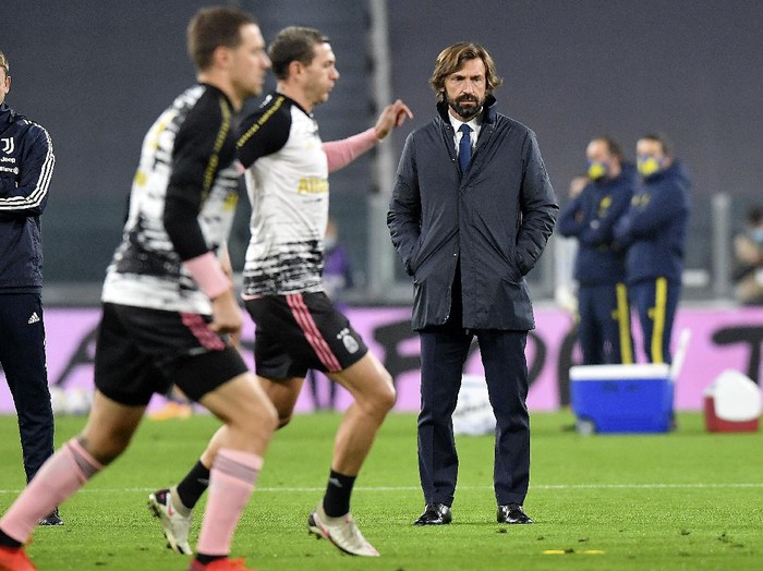 Juventus coach Andrea Pirlo, right, looks at players warming up, prior to the Serie A soccer match between Juventus and Hellas Verona, at the Allianz Stadium in Turin, Italy, Sunday, Oct. 25, 2020. (Tano Pecoraro/LaPresse via AP)