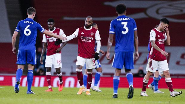 Arsenal's Alexandre Lacazette congratulates Leicester's Jonny Evans, left, after the English Premier League soccer match between Arsenal and Leicester City at Emirates Stadium in London, England, Sunday, Oct. 25, 2020. (Will Oliver/Pool via AP)