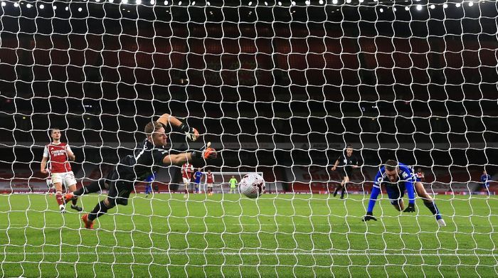 Arsenal vs Leicester LONDON, ENGLAND - OCTOBER 25: Jamie Vardy of Leicester City scores his teams first goal past Bernd Leno of Arsenal during the Premier League match between Arsenal and Leicester City at Emirates Stadium on October 25, 2020 in London, England. Sporting stadiums around the UK remain under strict restrictions due to the Coronavirus Pandemic as Government social distancing laws prohibit fans inside venues resulting in games being played behind closed doors. (Photo by Catherine Ivill/Getty Images)