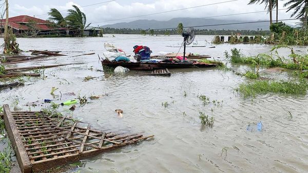 Topan Molave Bikin Filipina Diterjang Banjir
