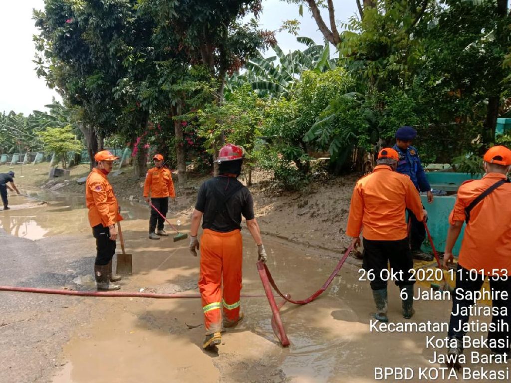Banjir di Teluk Pucung-Villa Jatirasa Bekasi Surut, Petugas Bersihkan Lumpur Banjir di Teluk Pucung-Villa Jatirasa Bekasi Surut, Petugas Bersihkan Lumpur