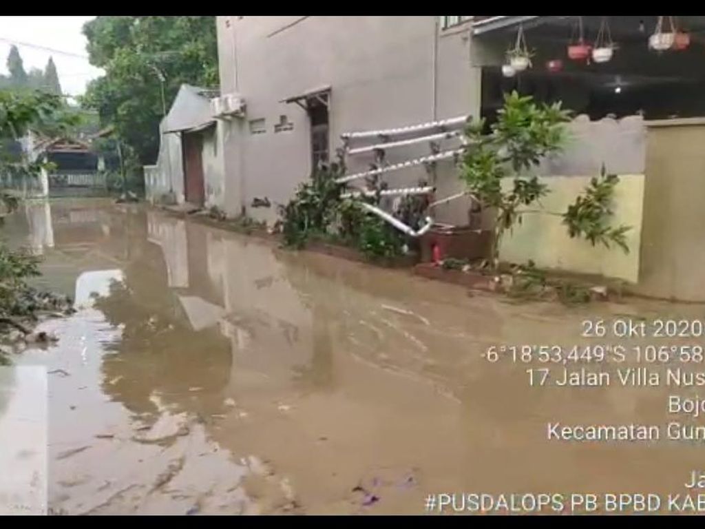Banjir Villa Nusa Indah Bogor Surut, Warga Masih Bersihkan Sisa Lumpur