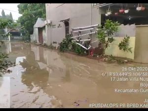 Banjir Villa Nusa Indah Bogor Surut, Warga Masih Bersihkan Sisa Lumpur Banjir Villa Nusa Indah Bogor Surut, Warga Masih Bersihkan Sisa Lumpur