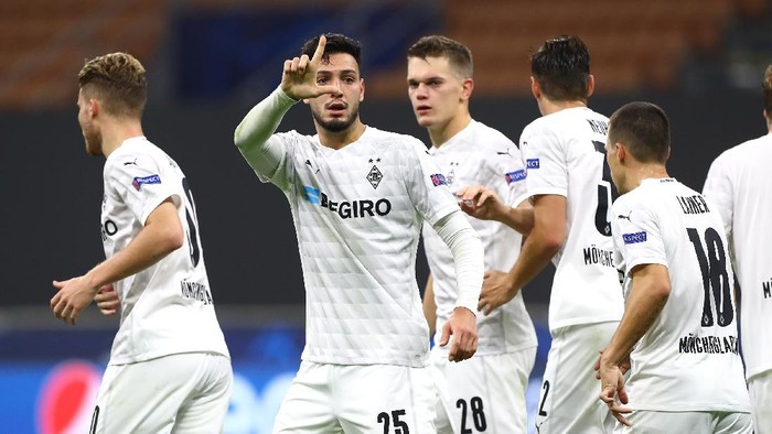 MILAN, ITALY - OCTOBER 21:  Ramy Bensebaini #25 of Borussia Monchengladbach celebrates his goal during the UEFA Champions League Group B stage match between FC Internazionale and Borussia Moenchengladbach at Stadio Giuseppe Meazza on October 21, 2020 in Milan, Italy.  (Photo by Marco Luzzani/Getty Images)