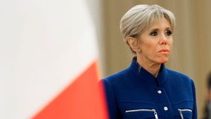 Foto: 7 Gaya Brigitte Macron, Elegansi Prancis yang Tak Lekang oleh Waktu