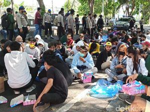 Demo Omnibus Law di Banyuwangi, Pedemo Diajak Makan Nasi Kotak Demo Omnibus Law di Banyuwangi, Pedemo Diajak Makan Nasi Kotak