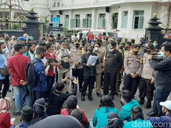 Di Tengah Orasi, Wali Kota Malang Temui Pendemo Omnibus Law