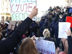 Imbas Larangan Aborsi, Demonstran Targetkan Gereja-gereja di Polandia