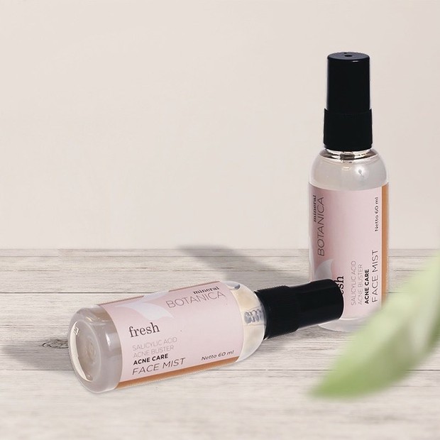 Skincare dengan kandungan witch hazel.