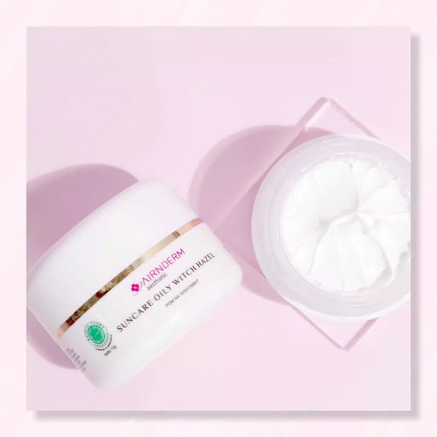 Skincare dengan kandungan witch hazel.