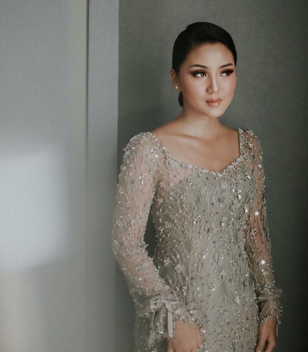 https://www.instagram.com/kaarabride/ Rachel tampil cantik dan menawan dalam balutan kebaya berwarna mint. Kebaya bertabur payet di seluruh permukaan itu merupakan hasil karya dari Kaara Bride.