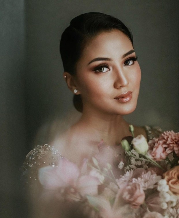 https://www.instagram.com/racheltheresia/ Penampilan Rachel makin sempurna dengan riasan makeup flawless dari makeup artist (MUA) kondang Andre Blake.