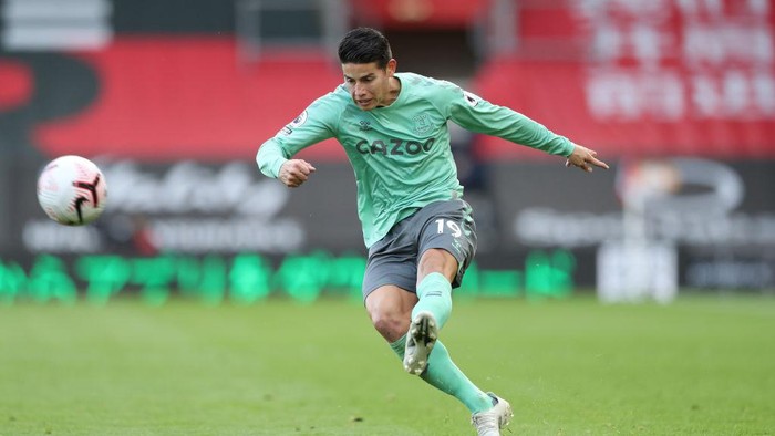 SOUTHAMPTON, ENGLAND - OCTOBER 25: James Rodriguez of Everton crosses the ball during the Premier League match between Southampton and Everton at St Marys Stadium on October 25, 2020 in Southampton, England. Sporting stadiums around the UK remain under strict restrictions due to the Coronavirus Pandemic as Government social distancing laws prohibit fans inside venues resulting in games being played behind closed doors. (Photo by Naomi Baker/Getty Images)