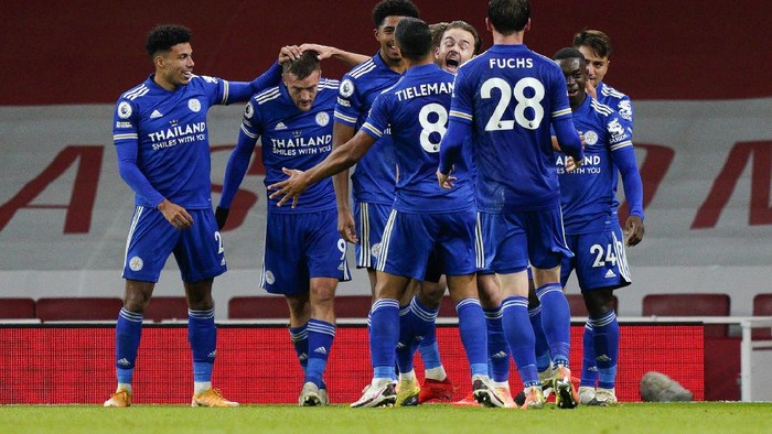 Leicesters Jamie Vardy, second left, is congratulated by teammates after scoring his teams first goal during the English Premier League soccer match between Arsenal and Leicester City at Emirates Stadium in London, England, Sunday, Oct. 25, 2020. (Will Oliver/Pool via AP)