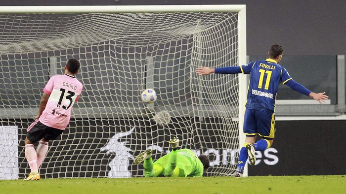 Veronas Andrea Favilli (11) celebrates after scoring on Juventus goalie Wojciech Szczesny, center, during the Serie A soccer match between Juventus and Hellas Verona, at the Allianz Stadium in Turin, Italy, Sunday, Oct. 25, 2020. (Tano Pecoraro/LaPresse via AP)