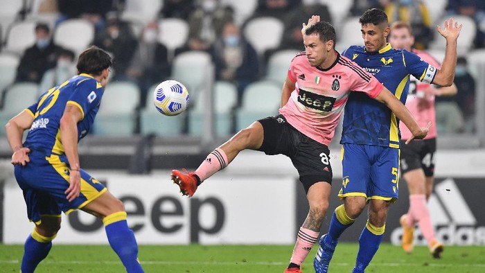 TURIN, ITALY - OCTOBER 25:  Aaron Ramsey (C) of Juventus competes with Davide Faraoni of Hellas Verona FC during the Serie A match between Juventus and Hellas Verona FC at Allianz Stadium on October 25, 2020 in Turin, Italy.  (Photo by Valerio Pennicino/Getty Images)