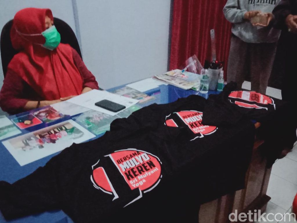 Panwas Temukan Dugaan Bagi-bagi Kaus Petahana Klaten Saat Rapat di Kelurahan Panwas Temukan Dugaan Bagi-bagi Kaus Petahana Klaten Saat Rapat di Kelurahan