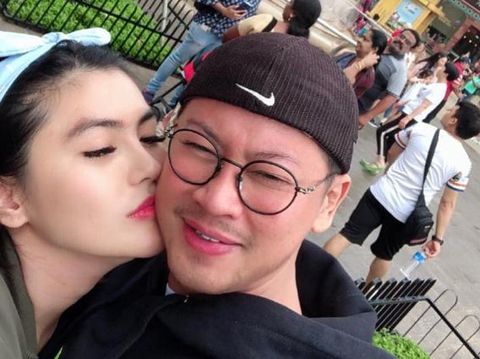Kemesraan Angela Lee dan suami
