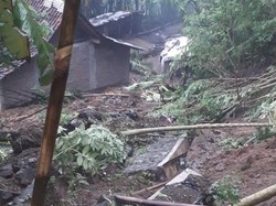 Belasan Rumah dan 1 Warga Tertimpa Longsor di Purworejo