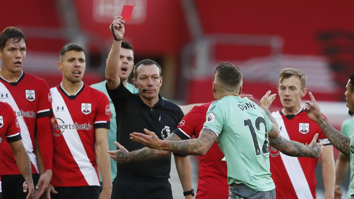Lucas Digne dapat kartu merah saat Everton dikalahkan Southampton di lanjutan Premier League (Foto: Frank Augstein - Pool/Getty Images)