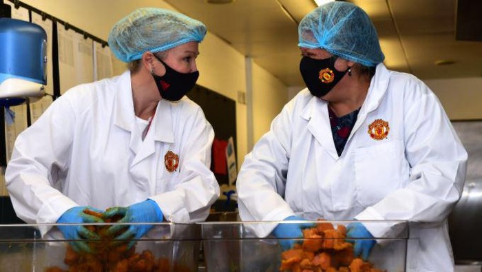 Manchester United Foundation membantu menyediakan 5.000 makanan untuk siswa di enam sekolah di Manchester selama libur di bulan Oktober.