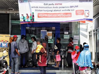 Warga Antre Pendaftaran BLT UMKM