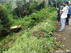 Video Elf Jurusan Ciamis-Cirebon Terjun ke Jurang, 1 Penumpang Tewas