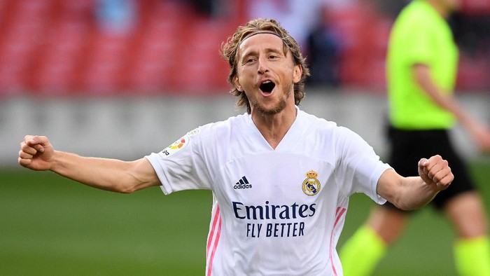 BARCELONA, SPAIN - OCTOBER 24: Luka Modric of Real Madrid  celebrates after scoring his teams third goal  during the La Liga Santander match between FC Barcelona and Real Madrid at Camp Nou on October 24, 2020 in Barcelona, Spain. Sporting stadiums around Spain remain under strict restrictions due to the Coronavirus Pandemic as Government social distancing laws prohibit fans inside venues resulting in games being played behind closed doors. (Photo by Alex Caparros/Getty Images)