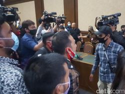 Video Nasabah WanaArtha Ngamuk Usai Sidang Vonis Jiwasraya