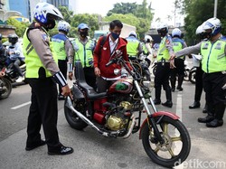 Polisi Tilang Motor Tanpa Pelat Belakang, Ternyata Nunggak Kredit
