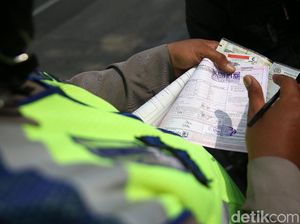 Pemobil Ditegur Polisi Usai Coba Masuk Iring-iringan Wapres Pemobil Ditegur Polisi Usai Coba Masuk Iring-iringan Wapres
