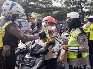 Ada Aksi Bagi-bagi Bunga dan Cokelat dalam Operasi Zebra Semeru di Surabaya