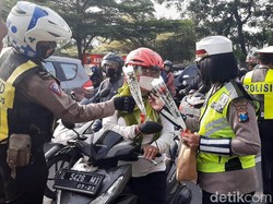 Ada Aksi Bagi-bagi Bunga dan Cokelat dalam Operasi Zebra Semeru di Surabaya