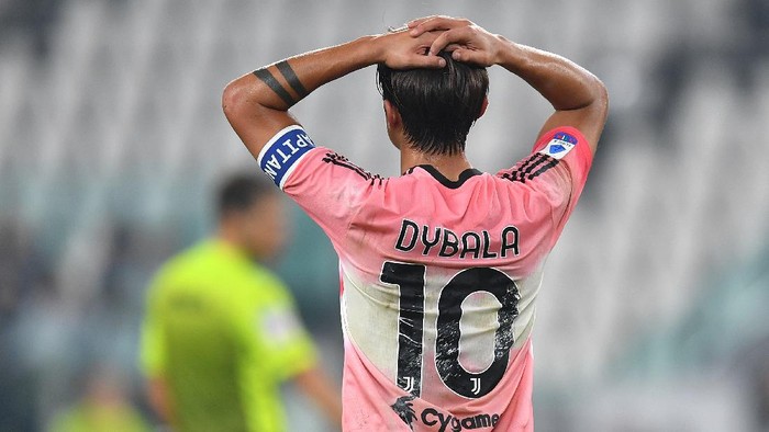TURIN, ITALY - OCTOBER 25:  Paulo Dybala of Juventus shows his dejection during the Serie A match between Juventus and Hellas Verona FC at Allianz Stadium on October 25, 2020 in Turin, Italy.  (Photo by Valerio Pennicino/Getty Images)