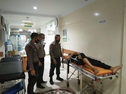 Pemotor Luka Tertimpa Pohon Tumbang di Tambun Bekasi