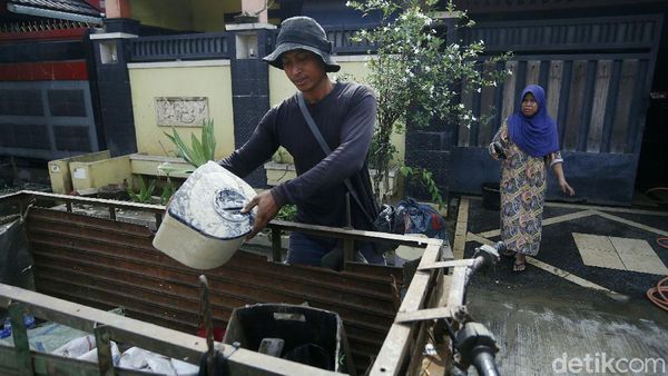 Tukang Loak Panen Rongsokan Pasca Banjir di Villa Nusa Indah