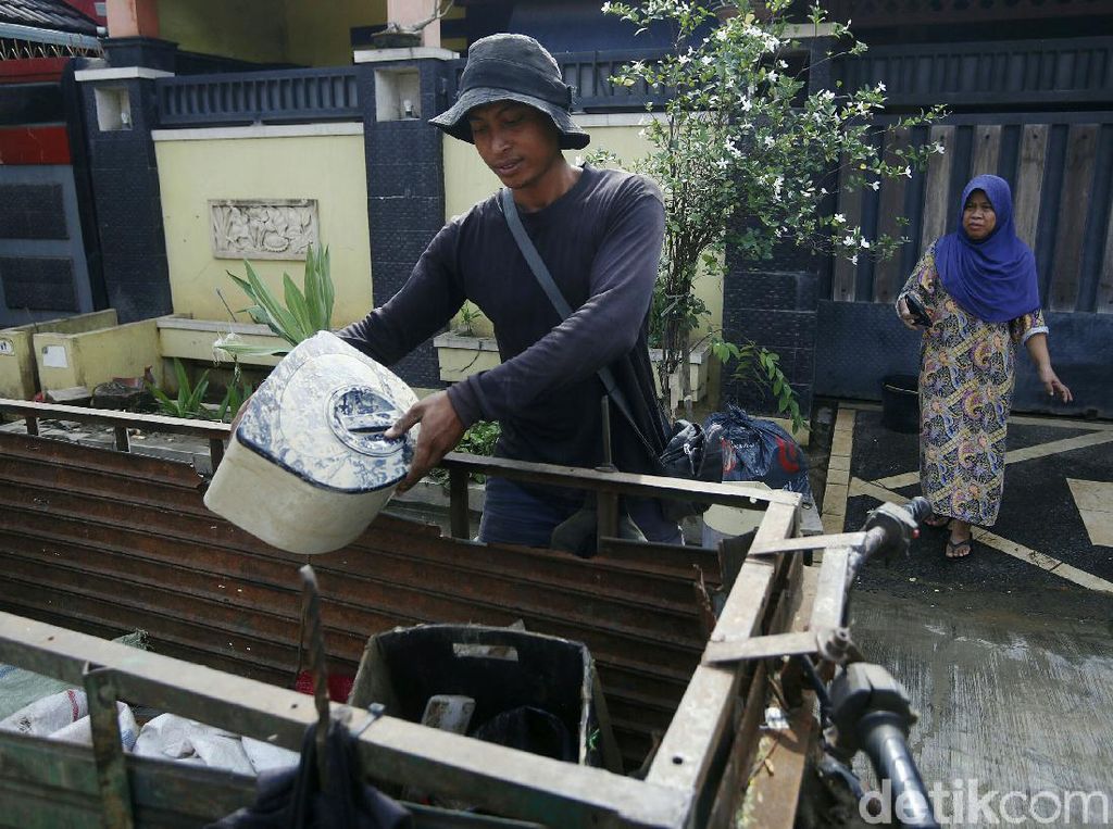 Tukang Loak Panen Rongsokan Pasca Banjir di Villa Nusa Indah Tukang Loak Panen Rongsokan Pasca Banjir di Villa Nusa Indah