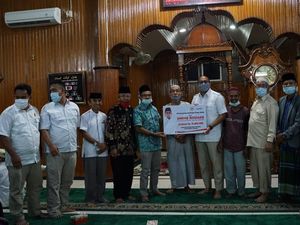 Pulkam ke Sijunjung, Andre Salurkan Bantuan untuk Masjid Hingga Balai Adat