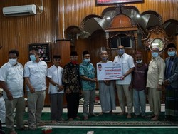 Pulkam ke Sijunjung, Andre Salurkan Bantuan untuk Masjid Hingga Balai Adat