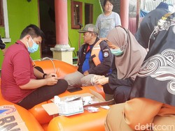 Petugas Puskesmas Turun Tangan Pantau Kesehatan Warga Bogor Korban Banjir
