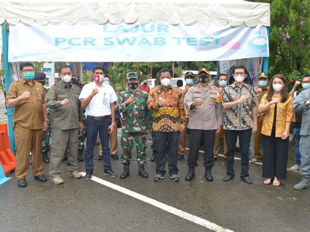 Pjs Gubernur Kepri Puji Swasta Hadirkan Drive Thru Swab Test di Batam Pjs Gubernur Kepri Puji Swasta Hadirkan Drive Thru Swab Test di Batam