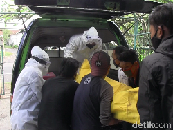 Pria di Lumajang Tewas dalam Kamar Kos, Mayatnya Dievakuasi Petugas Ber-APD