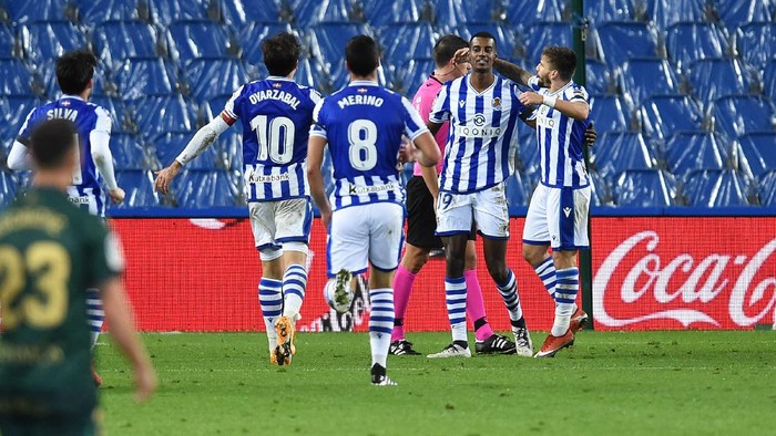 SAN SEBASTIAN, SPAIN - OCTOBER 25: Alexander Isak of Real Sociedad celebrates with teammates after scoring his teams fourth goal during the La Liga Santander match between Real Sociedad and SD Huesca at Estadio Anoeta on October 25, 2020 in San Sebastian, Spain. Sporting stadiums around Spain remain under strict restrictions due to the Coronavirus Pandemic as Government social distancing laws prohibit fans inside venues resulting in games being played behind closed doors. (Photo by Juan Manuel Serrano Arce/Getty Images)